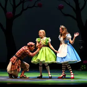 releitura de Alice no País das Maravilhas