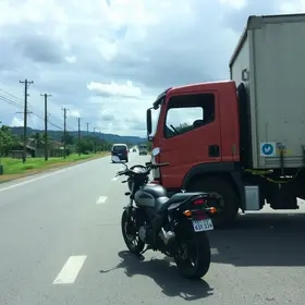 batida entre moto e caminhão