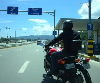 dupla de moto assalta pedágio